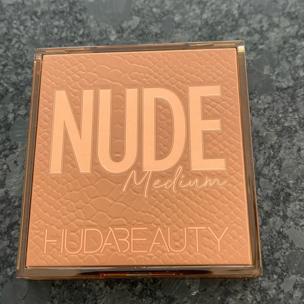 Huda Beauty Medium Nude Obsessions Eyeshadow Palette
